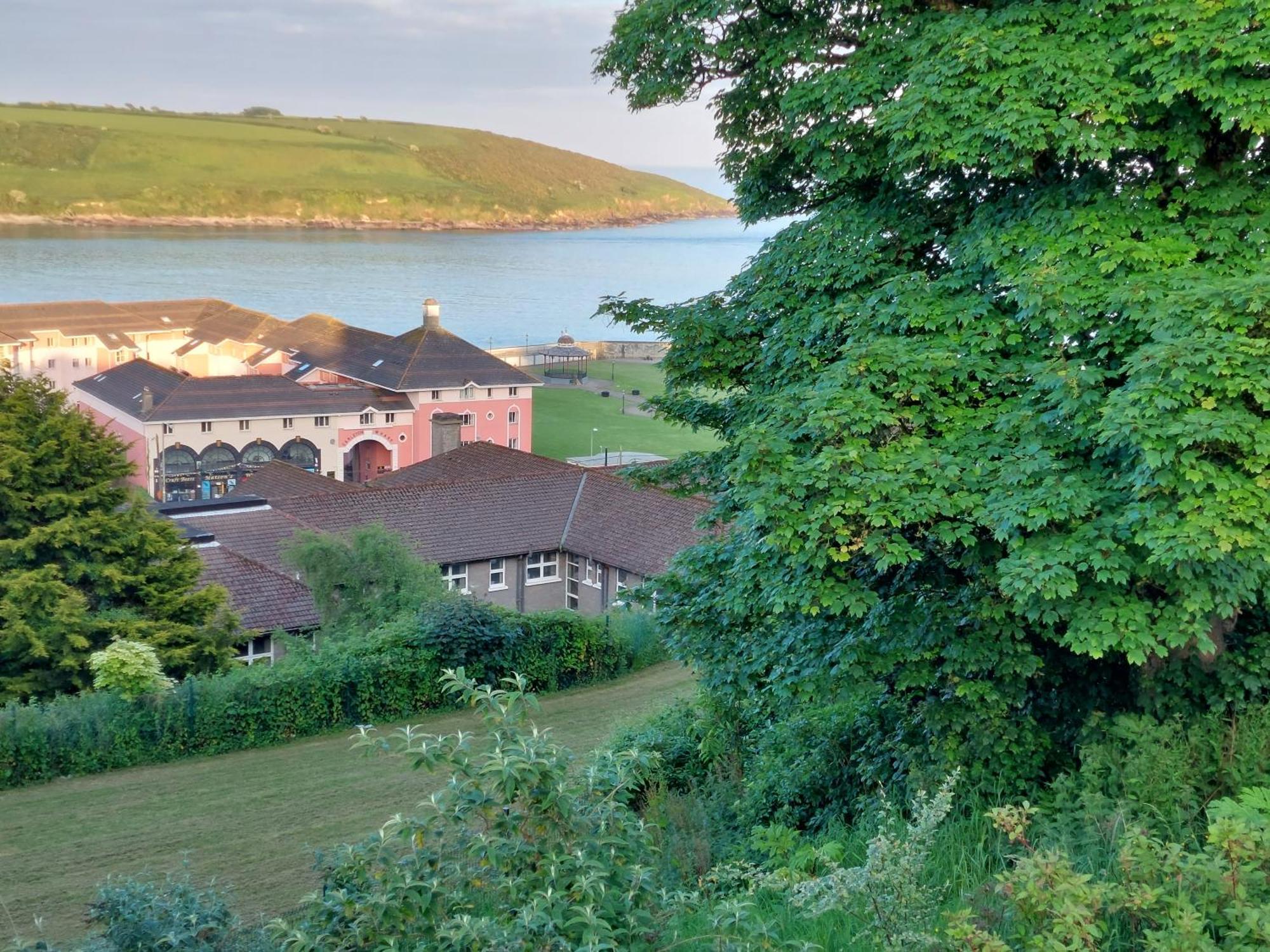 Sea Whispers - My Charming Costal Retreat In Youghal Extérieur photo