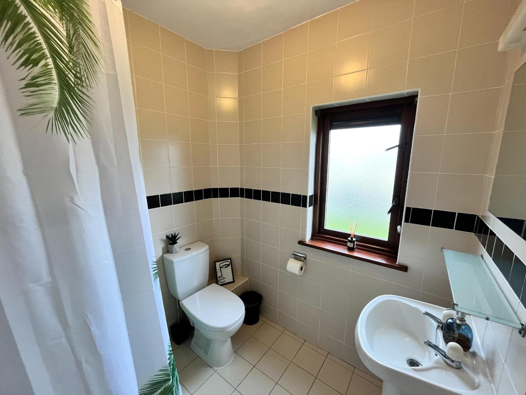 Sea Whispers - My Charming Costal Retreat In Youghal Extérieur photo